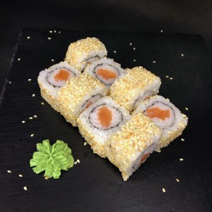 Сяке ролл в кунжуте